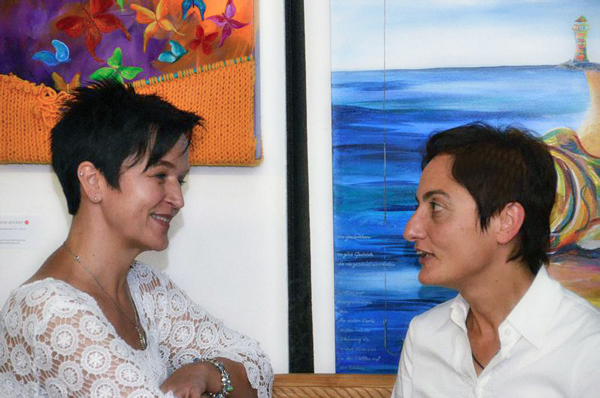 von links nach rechts: Malerin Karin Gasser und Lyrikerin Rea Revekka Poulharidou